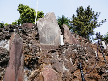 品川神社（富士塚六合目付近から見上げると）.jpg