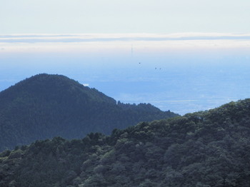 御岳平展望台から（日の出山とスカイツリー））.jpg