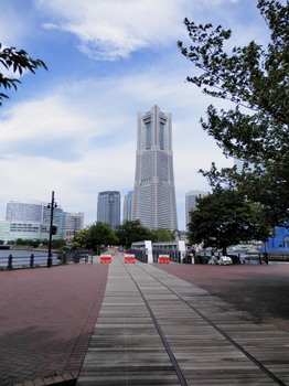 汽車道と横浜ランドマークタワー.jpg