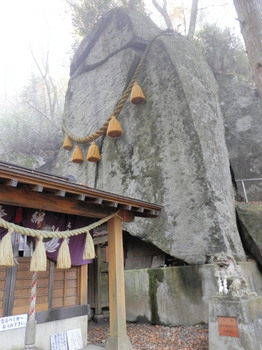 石割神社とご神体の大岩.jpg