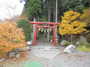 石割神社参道の赤い鳥居.jpg