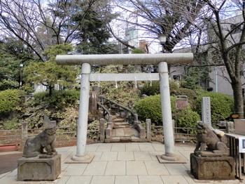 鳩森八幡神社（富士塚鳥居）.jpg